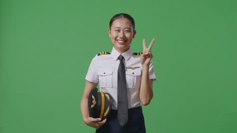 mujer piloto en uniforme con gorra