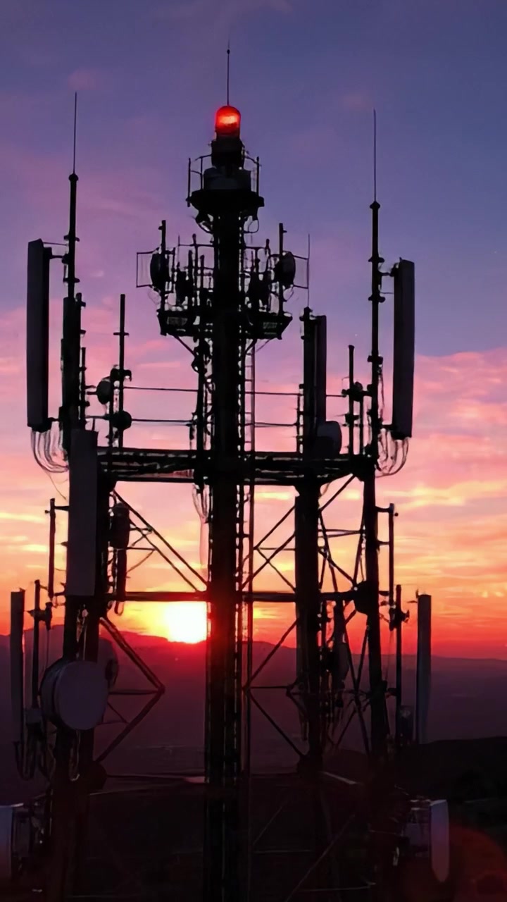 Tramonto Mozzafiato su una Torre di Comunicazione Sagomata Contro un Cielo Colorato, Catturando l'Intersezione tra Tecnologia e Natura in un Impatto Visivo Sorprendente