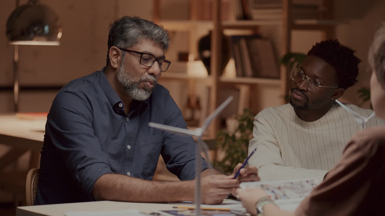 ingeniero maduro discutiendo soluciones de energía sostenible en una reunión de colaboración