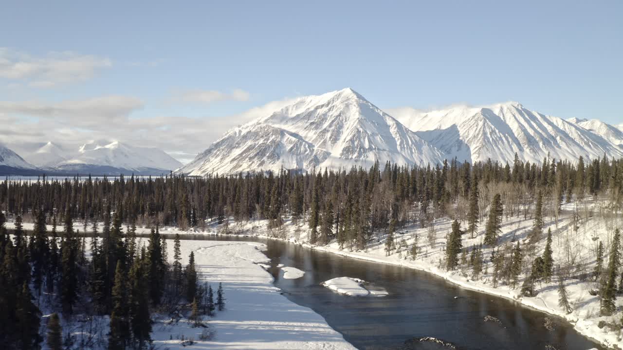 tomada de avión no tripulado de las montañas yukon