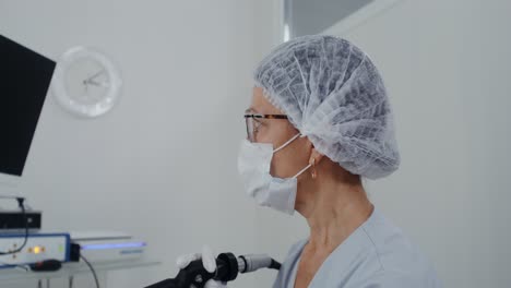 profesional médico que realiza un procedimiento de endoscopia