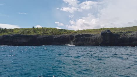 Blick-Vom-Boot-Auf-Die-Klippen-Von-Las-Galeras-In-Der-Dominikanischen-Republik