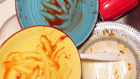platos sucios en un fregadero de la cocina