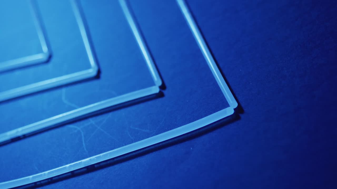 animación de palos de brillo de neón azul que forman flechas sobre fondo negro con espacio de copia