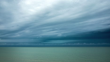 Timelapse-Del-Cielo-Tormentoso-Sobre-El-Mar