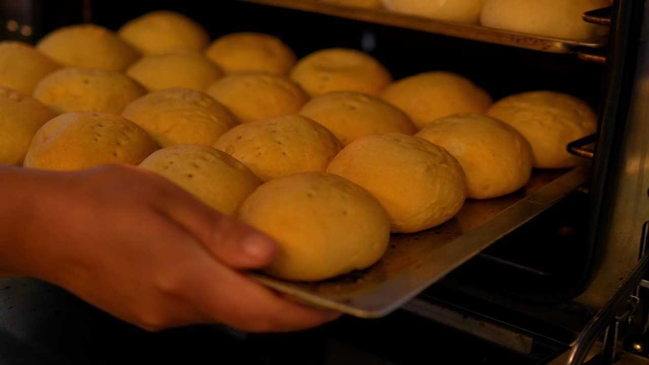 bandeja llena de pan amasado casero fermentado listo para hornear