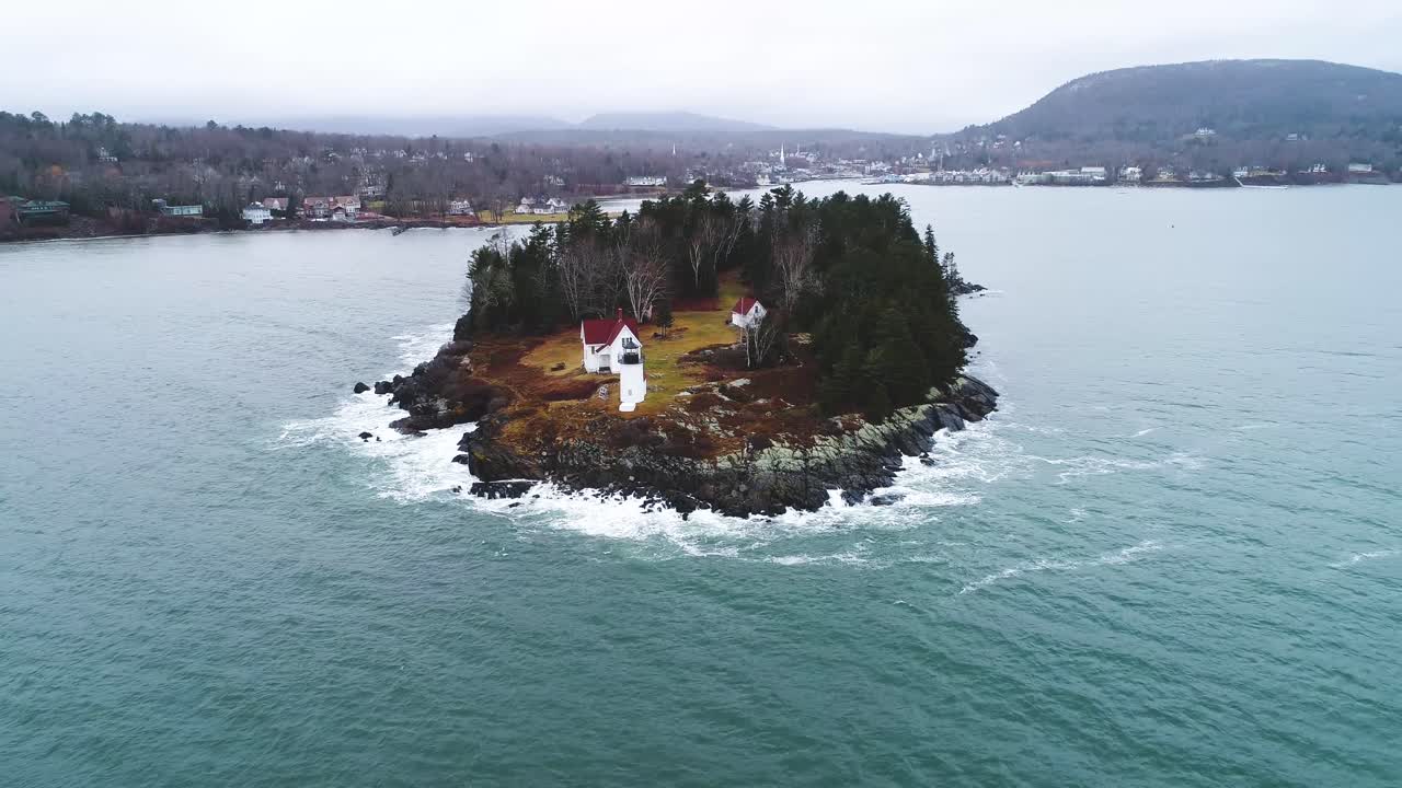 fotografía aérea de zoom del faro de la isla de curtis en camden, maine, estados unidos