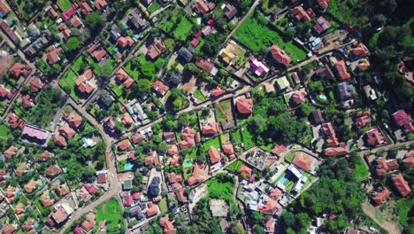 Vista-Aérea-Desde-Arriba-De-Kampala-Desde-Muyenga-En-Un-Día-Soleado