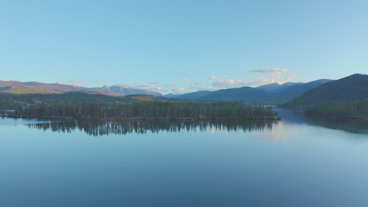 imágenes aéreas de la madrugada en el lago de montaña en la sombra en el gran lago colorado con los colores del otoño apenas comenzando