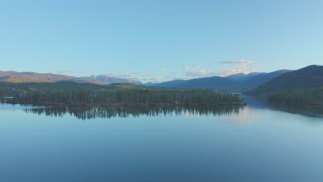 Imágenes-Aéreas-De-La-Madrugada-En-El-Lago-De-Montaña-En-La-Sombra-En-El-Gran-Lago-Colorado-Con-Los-Colores-Del-Otoño-Apenas-Comenzando