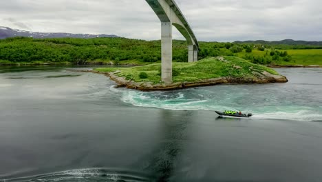 Las-Olas-De-Agua-Del-Río-Y-Del-Mar-Se-Encuentran-Durante-La-Marea-Alta-Y-La-Marea-Baja.