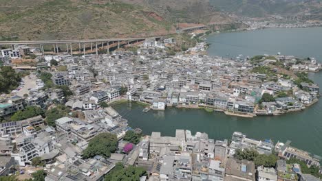 imágenes de drones de panorámica cinematográfica de la antigua ciudad de xi zhou en dali, yunnan, china