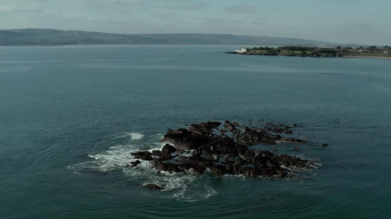 pequeñas rocas en medio del agua del océano durante el verano tranquilo en el día