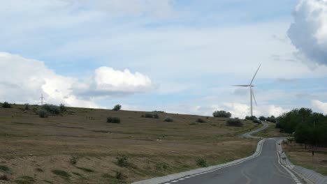 Lapso-De-Tiempo-De-Una-Sola-Turbina-Eólica-En-Un-Día-Soleado,-Primer-Plano-De-Tierra-Seca