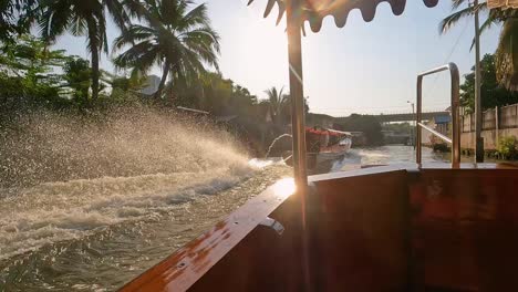 POV-Fahrt-Auf-Einem-Longtail-Boot-Mit-Einem-Anderen,-Der-In-Der-Nachmittagssonne-Auf-Den-Wasserstraßen-Des-Khlong-Bangkok-Yai-Kanals-Vorbeifährt