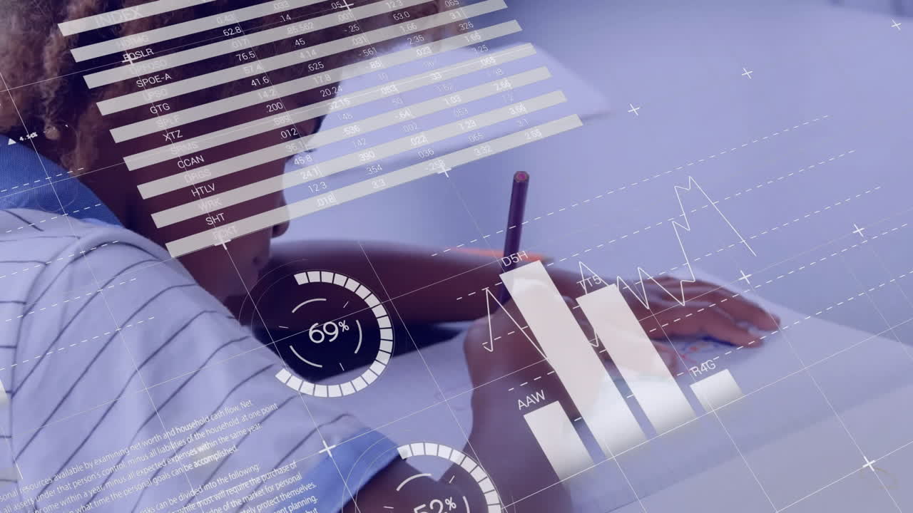 animación de la interfaz infográfica sobre una niña afroamericana escribiendo en un cuaderno en el aula