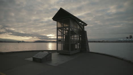 Wide-shot-of-a-Nine-o-clock-gun-in-Vancouver-Stanley-park-seawall,-Morning,-cloudy,-Slowmotion