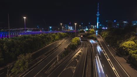 Lapso-De-Tiempo-Nocturno-Que-Muestra-El-Tráfico-A-Altas-Horas-De-La-Noche-En-Auckland