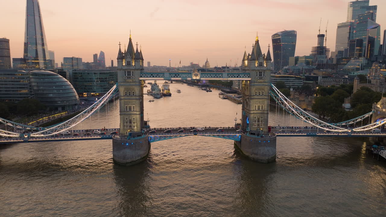 Le Tower Bridge au coucher du soleil à Londres