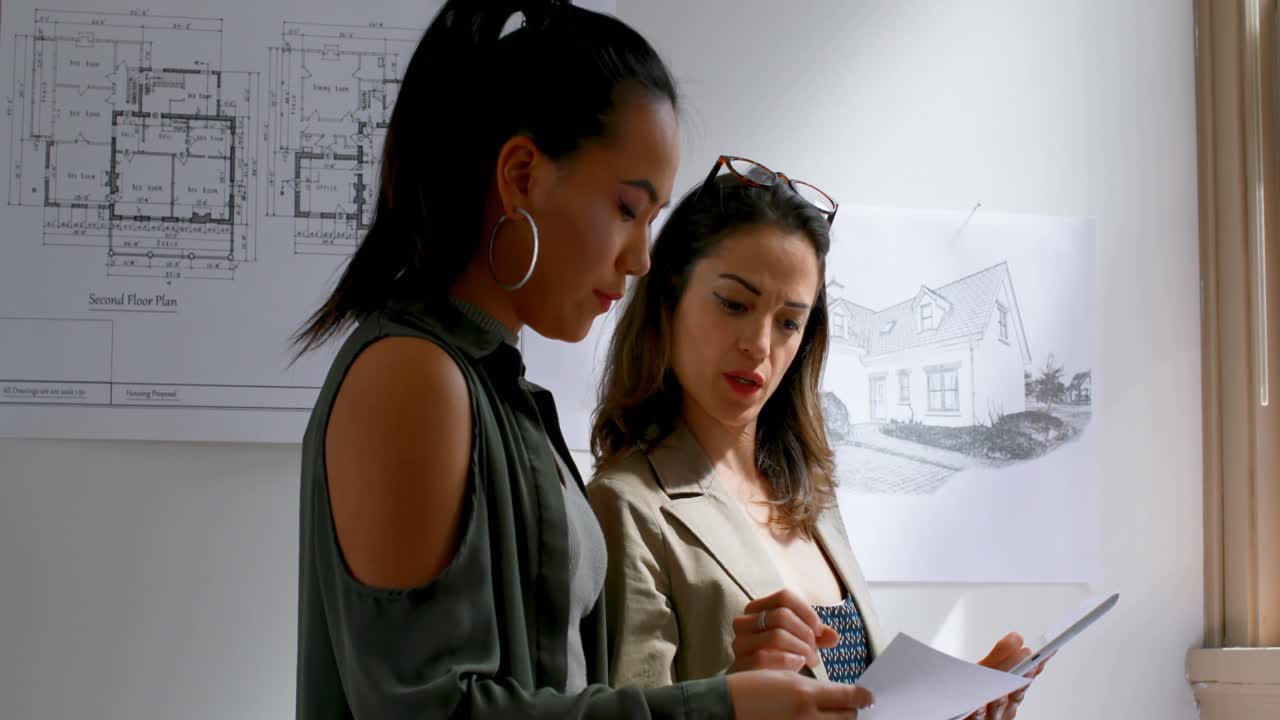 mujeres arquitectos discutiendo un plan de diseño 4k