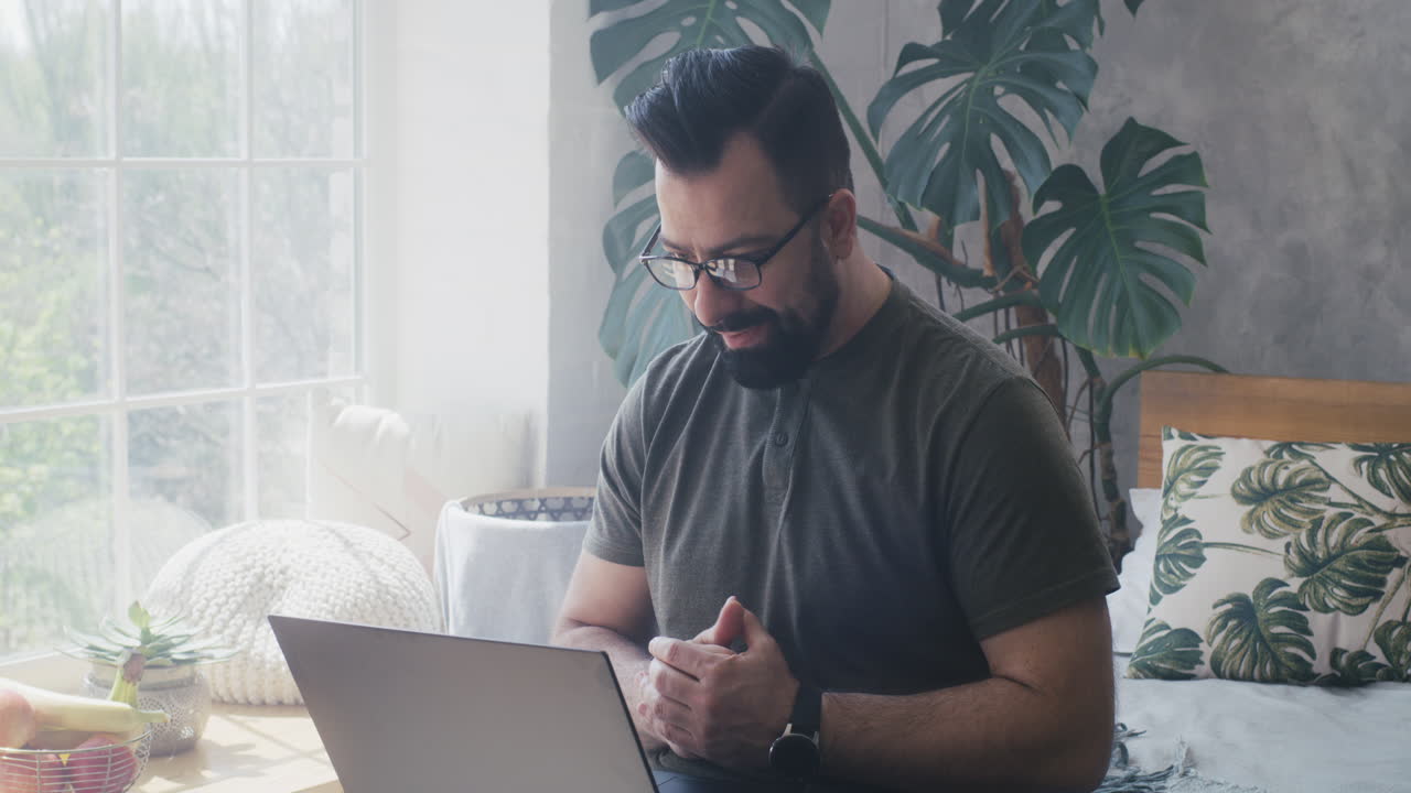hombre trabajando desde casa en la computadora portátil
