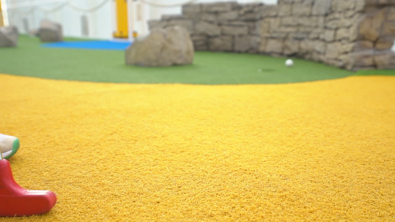 un hombre jugando al golf