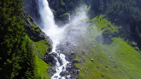 en los pinos pasados el avión no tripulado se inclina para revelar la cascada de staubifall