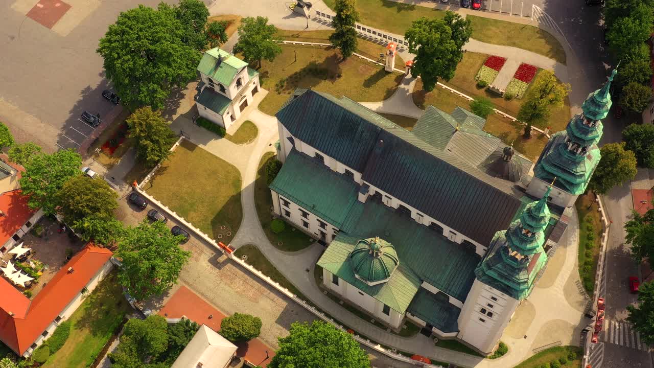 리네크 시장 광장, 구시청사, 신시청사, 다양한 색상의 외관과 타일 지붕이 있는 화려한 건물, 폴란드