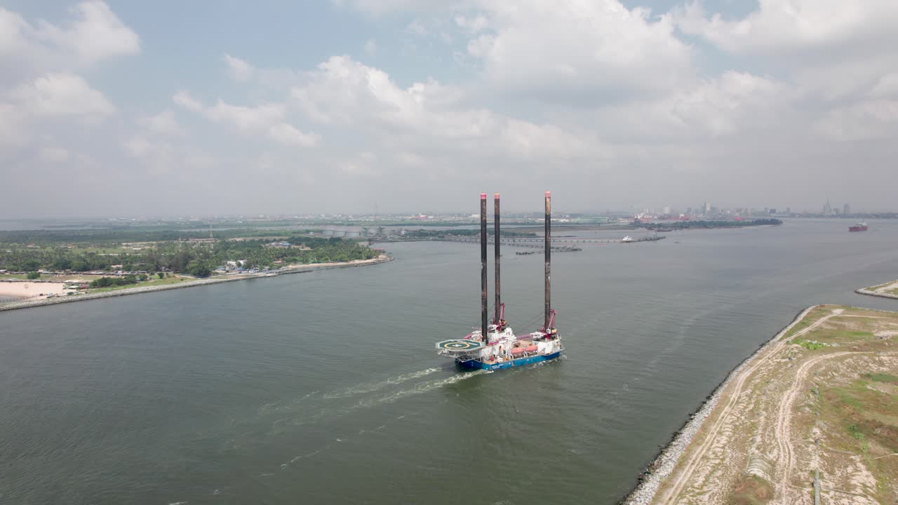 해안 지원 선박은 현재 대서양에서 라고스 항구로 향하고 있습니다.