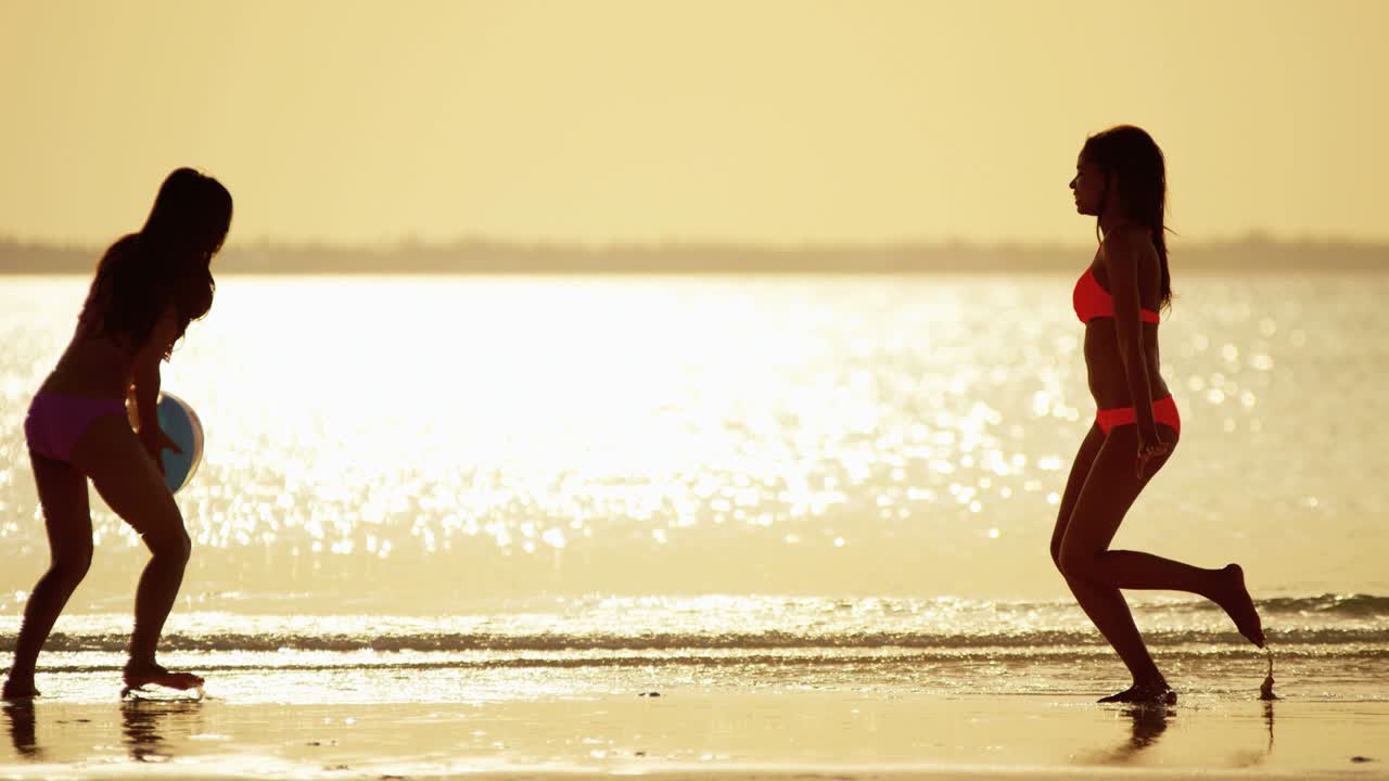 목적지 럭셔리 다민족 여성 열대 해변