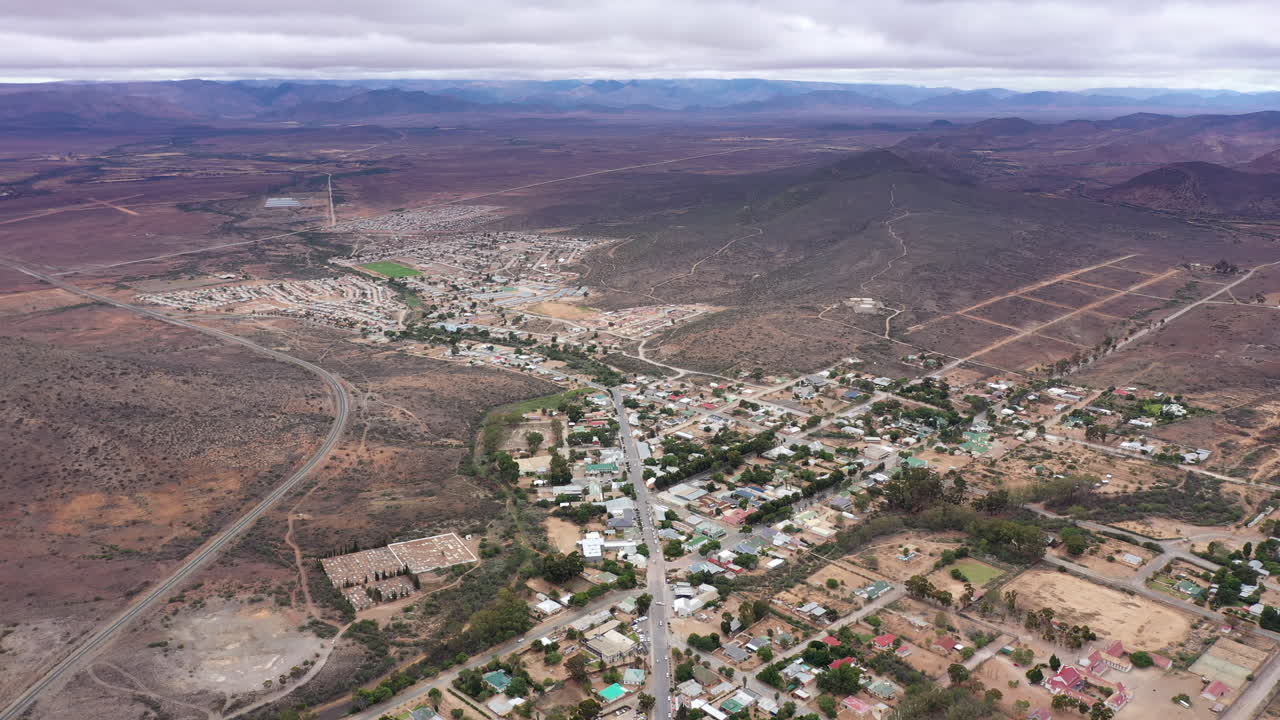 fotografía a gran altitud sobre el campo de una aldea sudafricana