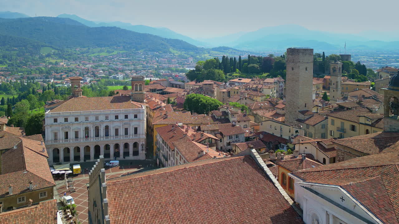 베르가모 알타 도서관 안젤로 마이에서 지붕 위로 드론 비행