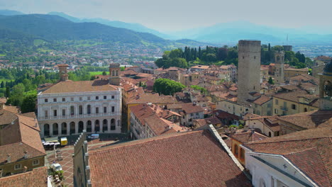 Bergamo-Alta-Drohnenflug-Von-Der-Angelo-Mai-Bibliothek-über-Die-Dächer