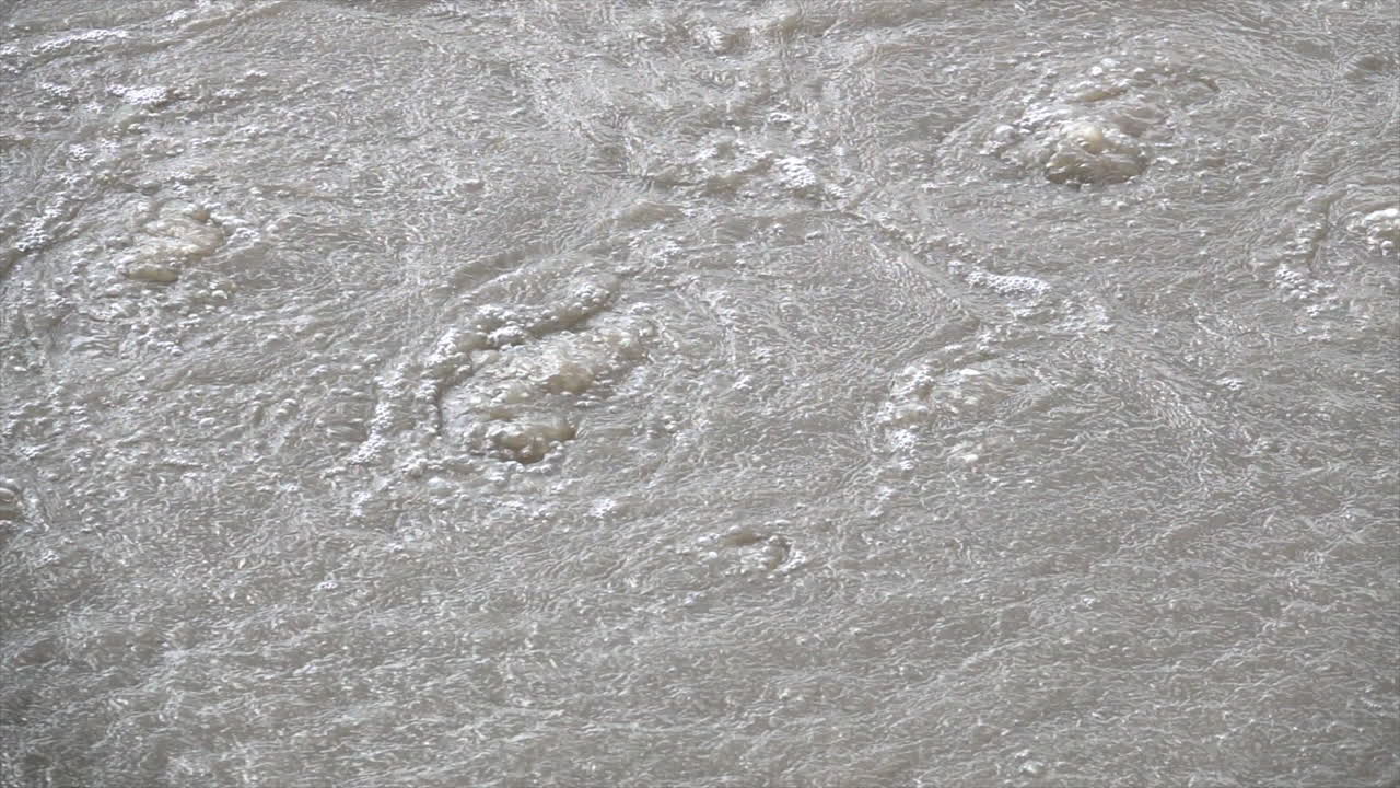 tiro de ángulo alto de agua de manantial caliente hirviendo en cámara lenta en el parque nacional de yellowstone