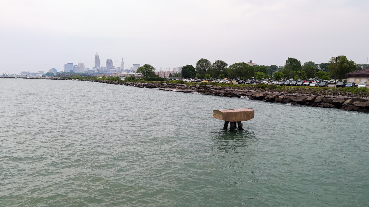 오하이오의 클리블랜드 스카이라인을 내려다보는 물에 콘크리트 정박