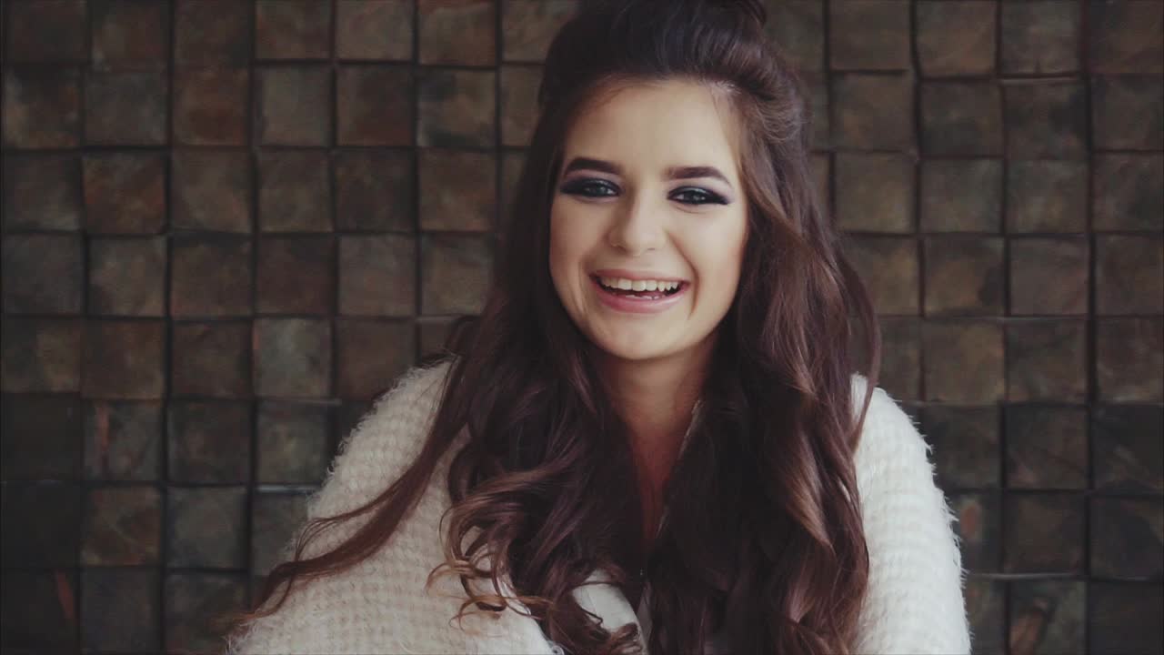 mujer feliz con expresiones faciales divertidas