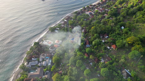 Am-Frühen-Morgen-Steigt-Rauch-Aus-Häusern-In-Der-Nähe-Von-Amed-Beach-Bali-Indonesien-Auf