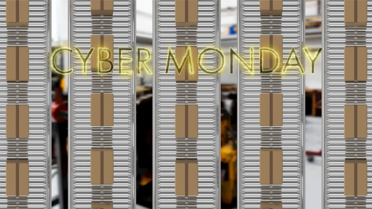 неонно-желтый текстовый баннер cyber monday над несколькими коробками доставки на конвейерной ленте против завода
