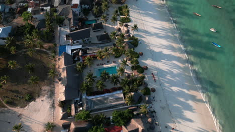 Luftaufnahme-Des-Tropischen-Strandes-Von-Sansibar-Mit-Booten