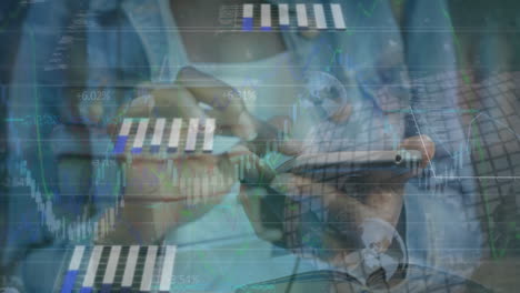 animación del procesamiento de datos financieros sobre una mujer de negocios afroamericana que usa un teléfono inteligente