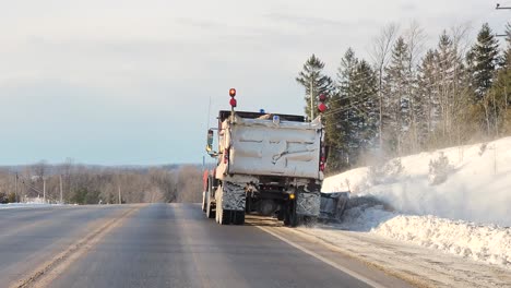 Camión-Quitanieves-Quitando-Nieve-En-La-Carretera-Después-De-Una-Tormenta-De-Nieve,-Ontario,-Canadá,-2023