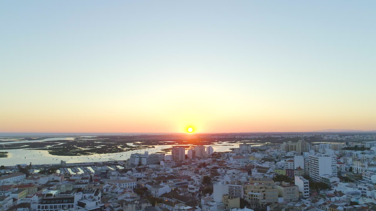 Vista aerea da dietro al tramonto sulla città di Faro con il cielo della laguna Ria Formosa