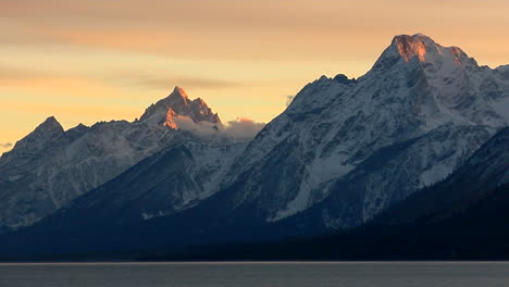 La-Luz-Naranja-Roza-Las-Puntas-De-Los-Picos-De-Las-Montañas-En-Los-Grandes-Teton