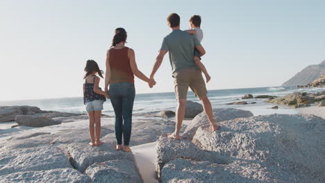 Familie-Im-Sommerurlaub-Steht-Auf-Felsen-Und-Blickt-Auf-Das-Meer