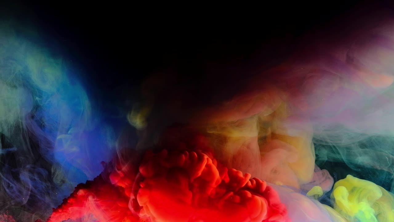 4K, Gocce di colore nell'acqua, miscela di colori astratta, goccia di inchiostro colorato che cade nell'acqua. Inchiostro colorato in acqua, filmato 4K.