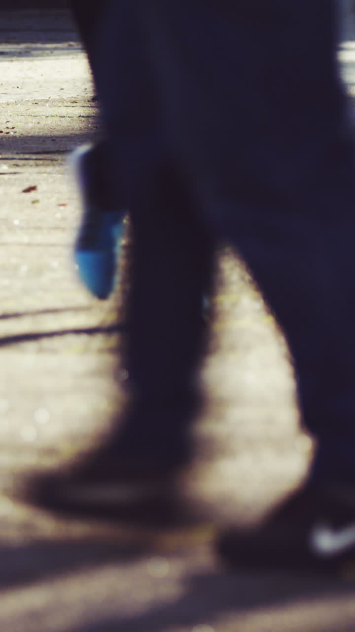 personas caminando por la calle en un día soleado