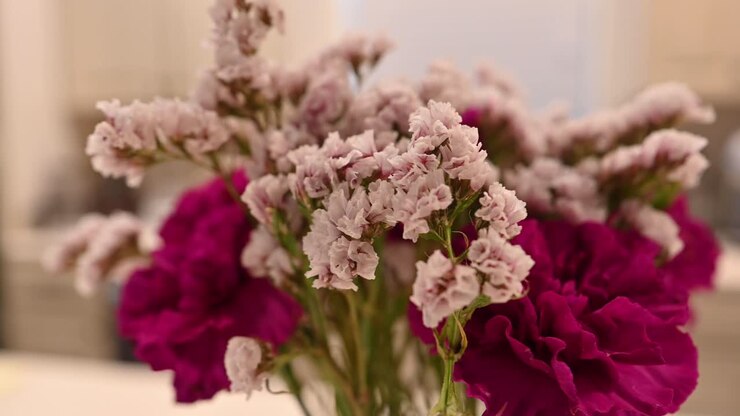 Semplice composizione floreale di garofani viola.