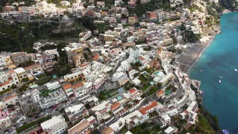 La-Playa-Y-Las-Casas-Coloridas-En-Positano