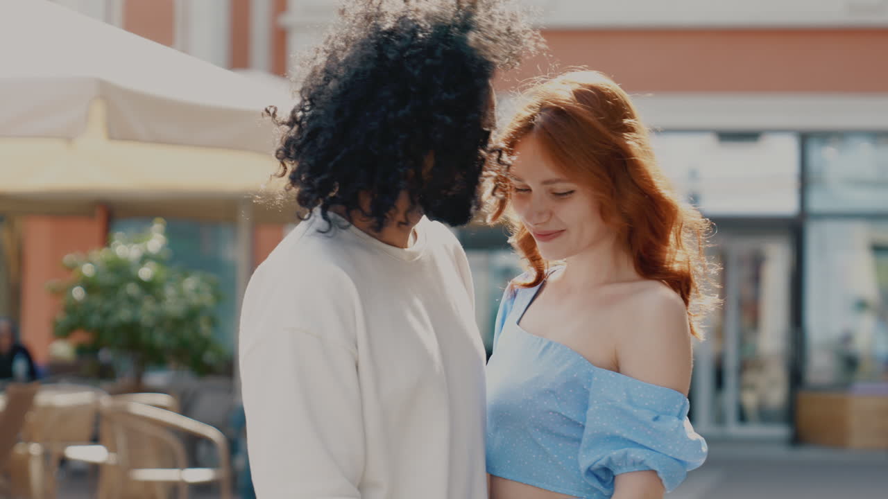 pareja interracial al aire libre