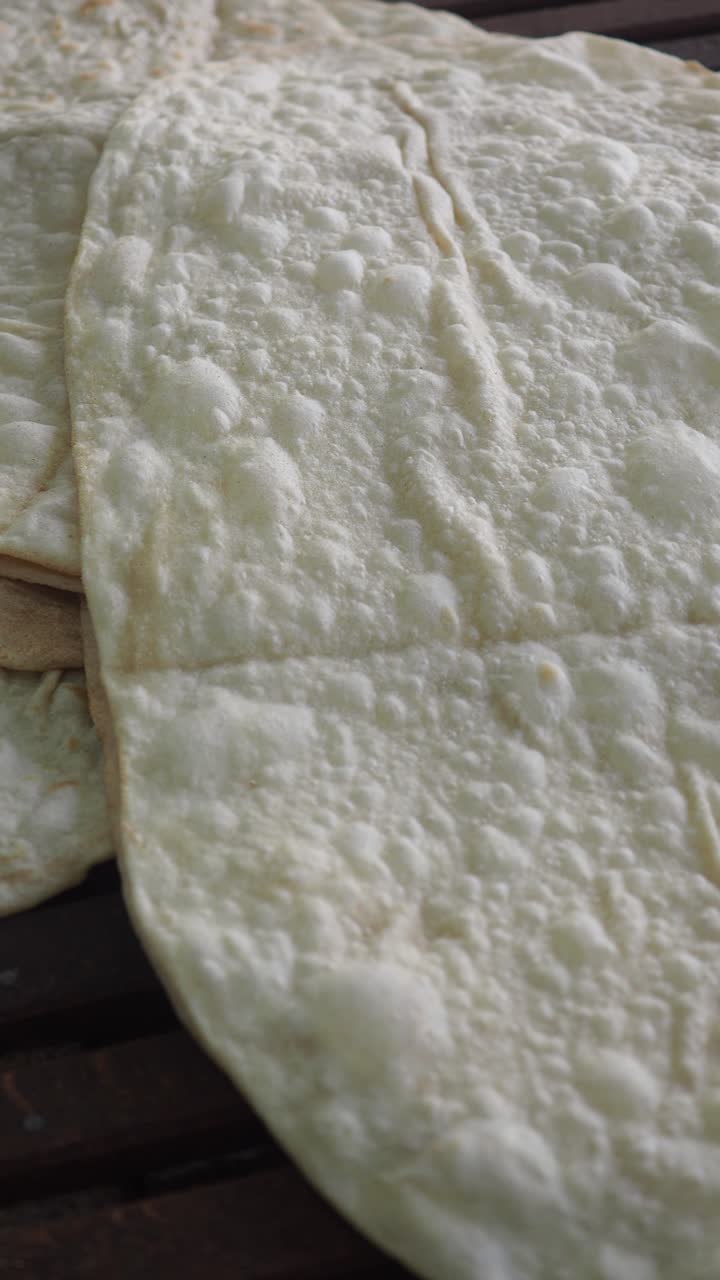 Primo piano di pane lavash appena sfornato